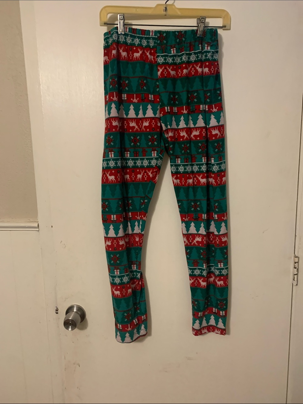 No Boundaries Green & Red Holiday Print Leggings